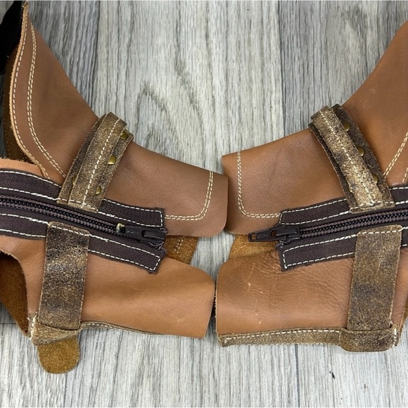 Stylish Brown Leather Sandals with Ankle Strap - Picture 8 of 10